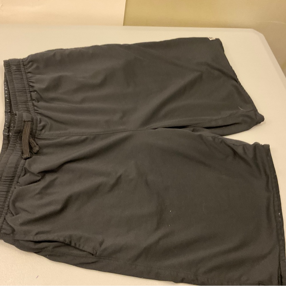 RUNWAY BLACK SHORT‎